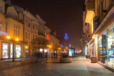 Plovdiv, Bulgaristan - 26 Aralık 2017: Gece Panorama City Noel dekorasyonu, Plovdiv, Bulgaristan ile orta Caddesi'nin