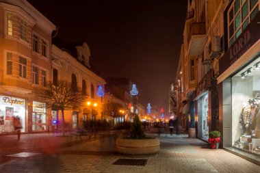 Plovdiv, Bulgaristan - 26 Aralık 2017: Gece Panorama City Noel dekorasyonu, Plovdiv, Bulgaristan ile orta Caddesi'nin