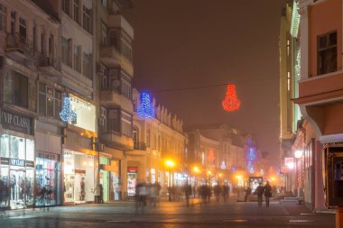 Plovdiv, Bulgaristan - 26 Aralık 2017: Gece Panorama City Noel dekorasyonu, Plovdiv, Bulgaristan ile orta Caddesi'nin