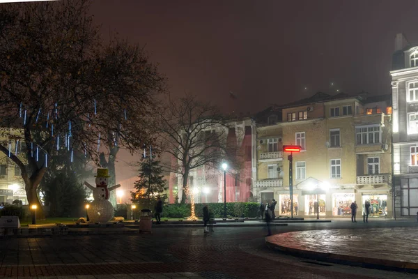 Plovdiv Bulgaria Diciembre 2017 Panorama Nocturno Calle Central Con Decoración — Foto de Stock