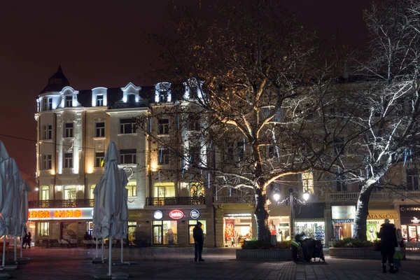 Plovdiv, Bulgaristan - 26 Aralık 2017: Gece Panorama City Noel dekorasyonu, Plovdiv, Bulgaristan ile orta Caddesi'nin