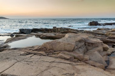 Köy Chernomorets, Burgaz bölge, Bulgaristan sahil şeridi muhteşem günbatımı görünümünü