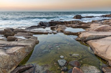 Köy Chernomorets, Burgaz bölge, Bulgaristan sahil şeridi muhteşem günbatımı görünümünü