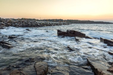 Köy Chernomorets, Burgaz bölge, Bulgaristan sahil şeridi muhteşem günbatımı görünümünü