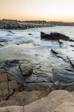 Köy Chernomorets, Burgaz bölge, Bulgaristan sahil şeridi muhteşem günbatımı görünümünü