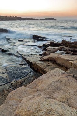 Köy Chernomorets, Burgaz bölge, Bulgaristan sahil şeridi muhteşem günbatımı görünümünü