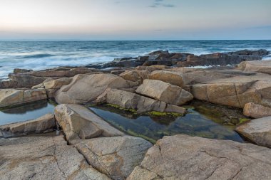 Köy Chernomorets, Burgaz bölge, Bulgaristan sahil şeridi muhteşem günbatımı görünümünü