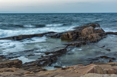 Köy Chernomorets, Burgaz bölge, Bulgaristan sahil şeridi muhteşem günbatımı görünümünü