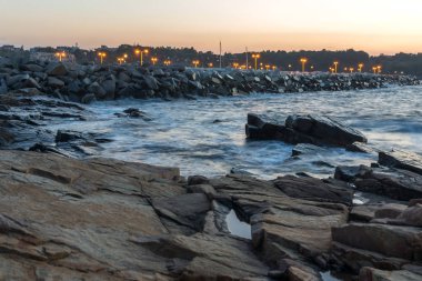 Köy Chernomorets, Burgaz bölge, Bulgaristan sahil şeridi muhteşem günbatımı görünümünü