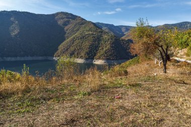 Vacha Meander 'in (Antonivanovtsy) şaşırtıcı sonbahar manzarası, Baraj, Rhodopes Dağı, Bulgaristan