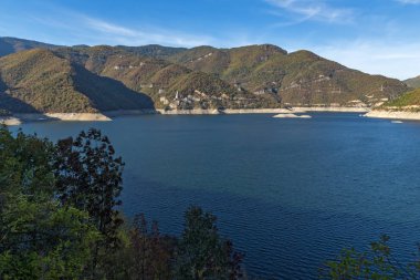 Vacha Meander 'in (Antonivanovtsy) şaşırtıcı sonbahar manzarası, Baraj, Rhodopes Dağı, Bulgaristan