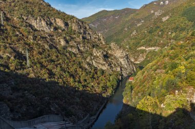 Vacha Meander 'in (Antonivanovtsy) şaşırtıcı sonbahar manzarası, Baraj, Rhodopes Dağı, Bulgaristan