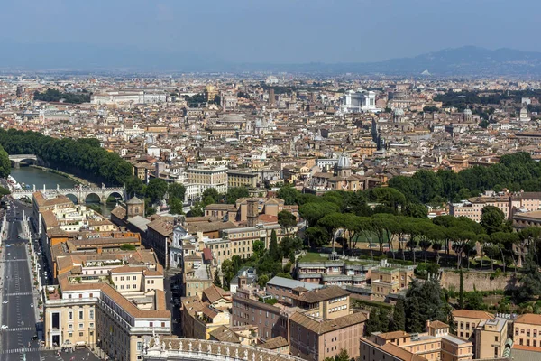 Vatikan ve Roma şehrinin panoramik kubbe St. Peter's Bazilikası'na, İtalya dan şaşırtıcı