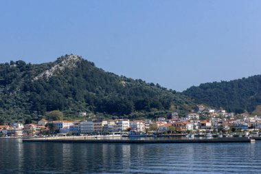 Thassos, Yunanistan - 5 Nisan 2016: Thassos şehri, Doğu Makedonya ve Trakya Yunanistan panoramik manzaralı 
