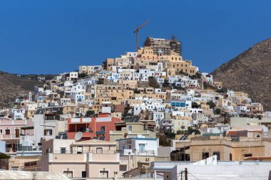 Syros, Yunanistan - 30 Nisan 2013: Panoramik şehir Ermopoli, Syros, Cyclades Islands, Yunanistan için