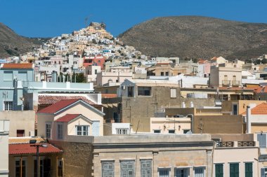 Syros, Yunanistan - 30 Nisan 2013: Panoramik şehir Ermopoli, Syros, Cyclades Islands, Yunanistan için