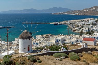 Mykonos, Yunanistan - 1 Mayıs 2013: beyaz görünümünü şaşırtıcı Mikonos Adası üzerinde Kiklad Adaları, Yunanistan yel değirmenleri