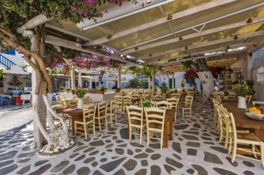 Mykonos, Yunanistan - 1 Mayıs 2013: Tipik sokak Mykonos Adası, Kiklad Adaları, Yunanistan