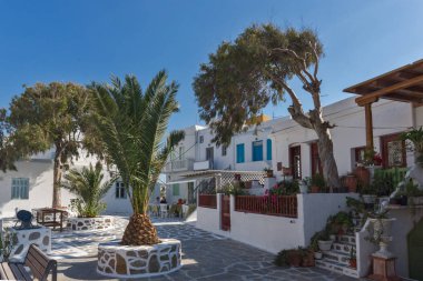Mykonos, Yunanistan - 1 Mayıs 2013: Tipik sokak Mykonos Adası, Kiklad Adaları, Yunanistan