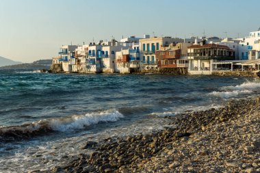 Mykonos, Yunanistan - 1 Mayıs 2013: Mykonos, Cyclades Islands, Yunanistan, küçük Venedik beyaz evler