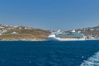 Mykonos, Yunanistan - 2 Mayıs 2013: Mikonos Adası, Kiklad Adaları, Yunanistan sahil şeridi Panoraması