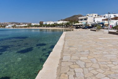 Paros, Yunanistan - 3 Mayıs 2013: Liman kentinin Parakia, Paros Adası, Kiklad Adaları, Yunanistan