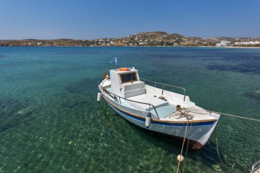 Paros, Yunanistan - 3 Mayıs 2013: Liman kentinin Parakia, Paros Adası, Kiklad Adaları, Yunanistan