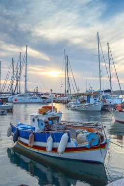 Paros, Yunanistan - 3 Mayıs 2013: Liman kentinin Parakia, Paros Adası, Kiklad Adaları, Yunanistan