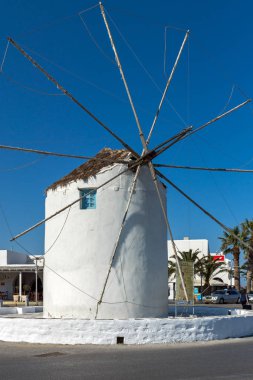 Naxos, Yunanistan - 4 Mayıs 2013: Beyaz windmill Naxos adasında, Kiklad Adaları, Yunanistan