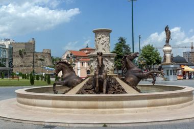 Skopje, Makedonya - 13 Mayıs 2017: Çeşme Makedonya Üsküp şehir merkezinde