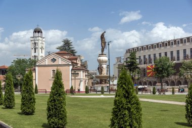 Skopje, Makedonya - 13 Mayıs 2017: Ortodoks Kilisesi kilise Aziz Demetrius ve Philip II Makedonya anıtın Üsküp, Makedonya Cumhuriyeti