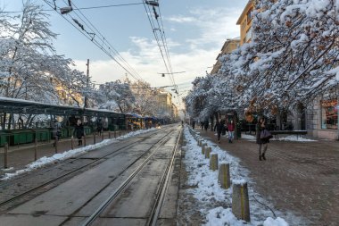 Sofia, Bulgaristan - 29 Kasım 2017: İnsanlar yürürken, insanlar Graf Ignatiev Street Sofya, Bulgaristan