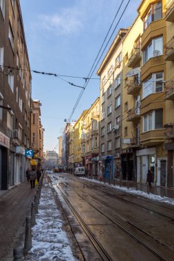 Sofia, Bulgaristan - 29 Kasım 2017: İnsanlar yürürken, insanlar Graf Ignatiev Street Sofya, Bulgaristan