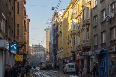 Sofia, Bulgaristan - 29 Kasım 2017: İnsanlar ve tramvay Graf Ignatiev Street Sofya, Bulgaristan