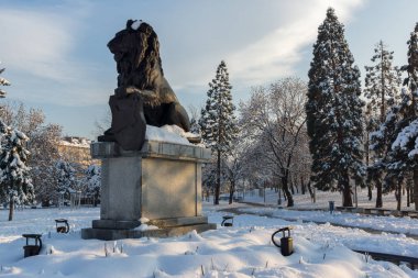 Sofia, Bulgaristan - 29 Kasım 2017: Memorial birinci ve altıncı Piyade Alayı Sofya, Bulgaristan Ulusal Kültür Sarayı önünde park