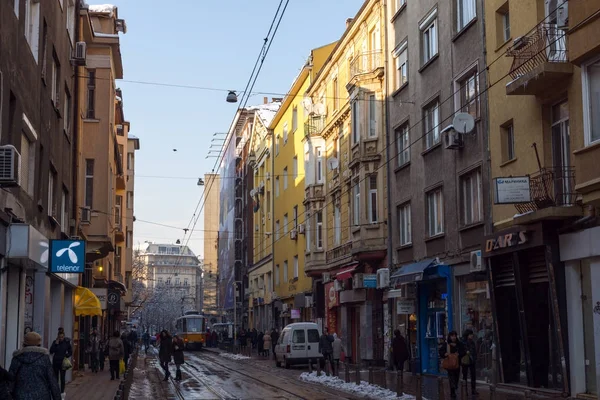 Sofia, Bulgaristan - 29 Kasım 2017: İnsanlar ve tramvay Graf Ignatiev Street Sofya, Bulgaristan
