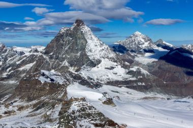 Mount Matterhorn Panoraması kış bulutlar, Valais Canton, Alpler, İsviçre ile kaplı 
