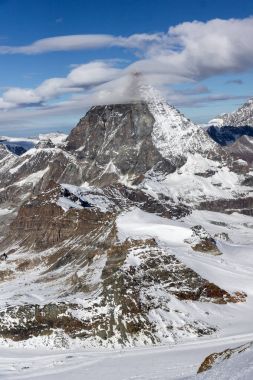 Mount Matterhorn Panoraması kış bulutlar, Valais Canton, Alpler, İsviçre ile kaplı 