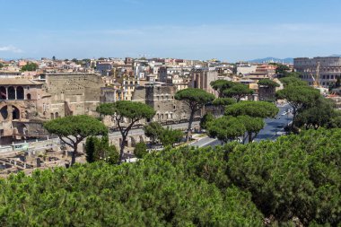 Rome, İtalya - 23 Haziran 2017: Panoramik Roma çatıdan sunak vatanın, İtalya