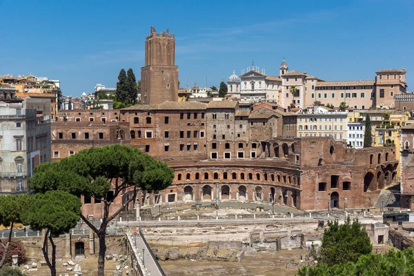 Rome, İtalya - 23 Haziran 2017: Panoramik Roma çatıdan sunak vatanın, İtalya