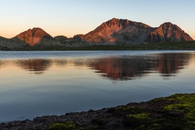 Kamenitsa Zirvesi ve Tevno Gölü, Pirin Dağı, Bulgaristan 'ın günbatımı manzarası