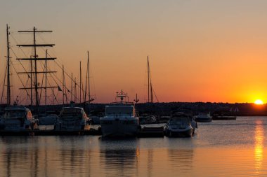 Sozopol, Bulgaristan - 11 Temmuz 2016: Süzebolu bağlantı noktası, Burgaz bölge, Bulgaristan, şaşırtıcı günbatımı