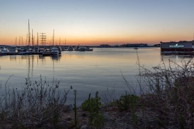 Sozopol, Bulgaristan - 11 Temmuz 2016: Süzebolu bağlantı noktası, Burgaz bölge, Bulgaristan, şaşırtıcı günbatımı