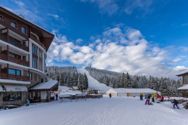 Pamporovo, Bulgaristan - 20 Ocak 2013: Snezhanka tepe ve Kayak Merkezi Pamporovo Rodop Dağları, bölge Smolyan, Bulgaristan