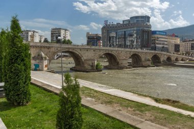 Skopje, Makedonya - 13 Mayıs 2017: Üsküp Şehir Merkezi, eski taş köprüsü ve Vardar Nehri, Makedonya Cumhuriyeti