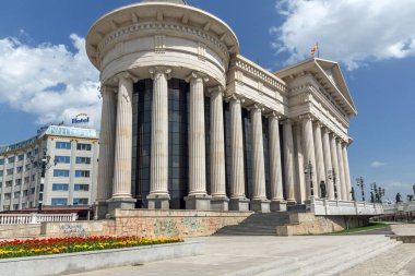Skopje, Makedonya - 13 Mayıs 2017: Üsküp şehir merkezi ve Arkeoloji Müzesi, Makedonya Cumhuriyeti