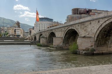 Skopje, Makedonya - 13 Mayıs 2017: Üsküp Şehir Merkezi, eski taş köprüsü ve Vardar Nehri, Makedonya Cumhuriyeti