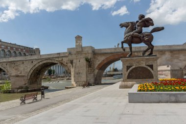 Skopje, Makedonya - 13 Mayıs 2017: Üsküp Şehir Merkezi, eski taş köprüsü ve Vardar Nehri, Makedonya Cumhuriyeti