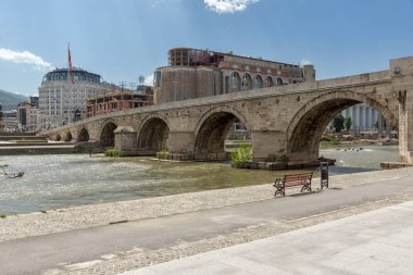 Skopje, Makedonya - 13 Mayıs 2017: Üsküp Şehir Merkezi, eski taş köprüsü ve Vardar Nehri, Makedonya Cumhuriyeti