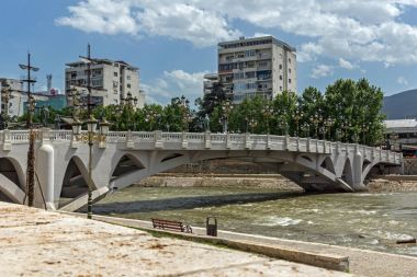 Skopje, Makedonya - 13 Mayıs 2017: nehir Vardar Makedonya Üsküp şehir merkezinden geçen